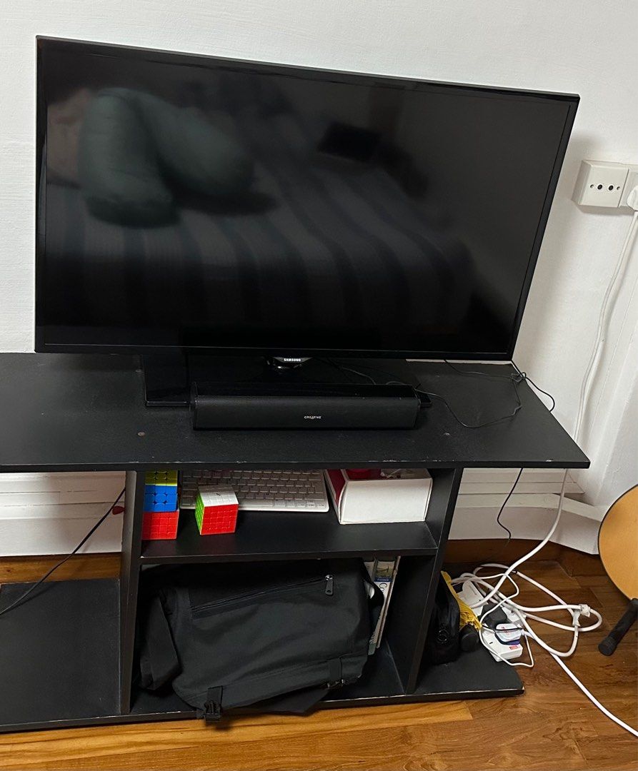 Samsung 40’ Smart LED TV + External Speaker + TV Shelf, TV & Home