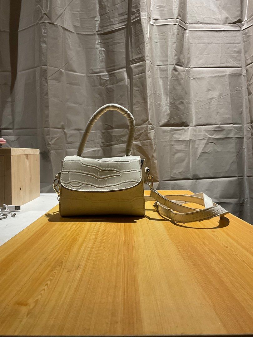 Small White Crossbody Bag and Handbag (Category: Cross-body Bags) located in Quezon City. Submitted by rae_bernardo (Listing ID 1223532084, Image 1). Description: Size: Small Color: White Style: Crossbody bag and Handbag Material: Leather Rfs: decluttering Note: has a flaw near the hook of the strap.