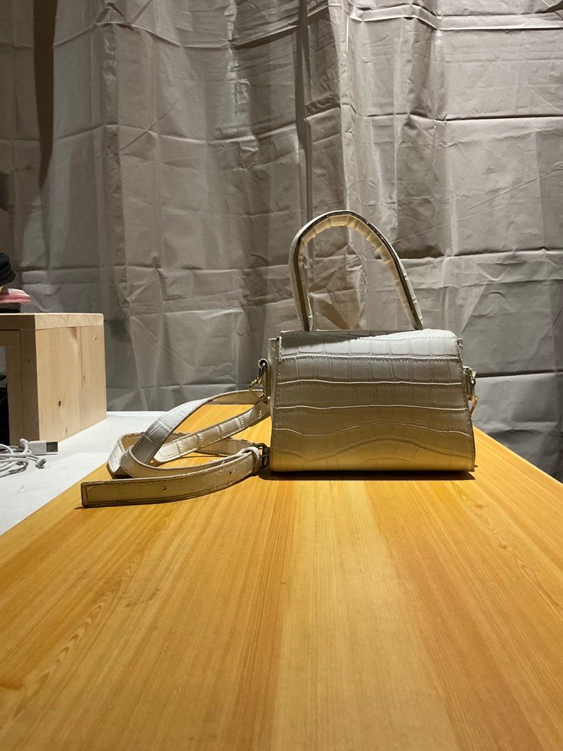 Small White Crossbody Bag and Handbag (Category: Cross-body Bags) located in Quezon City. Submitted by rae_bernardo (Listing ID 1223532084, Image 2). Description: Size: Small Color: White Style: Crossbody bag and Handbag Material: Leather Rfs: decluttering Note: has a flaw near the hook of the strap.