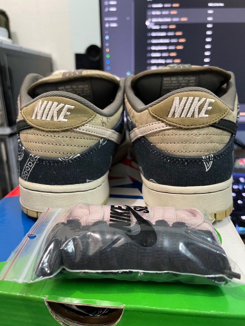 travis scott sb dunk ua