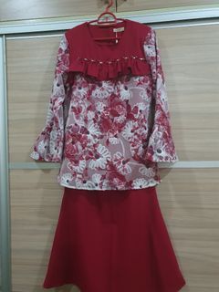 Tucz Baju Kurung Moden with Floral Design in Maroon and White Colour