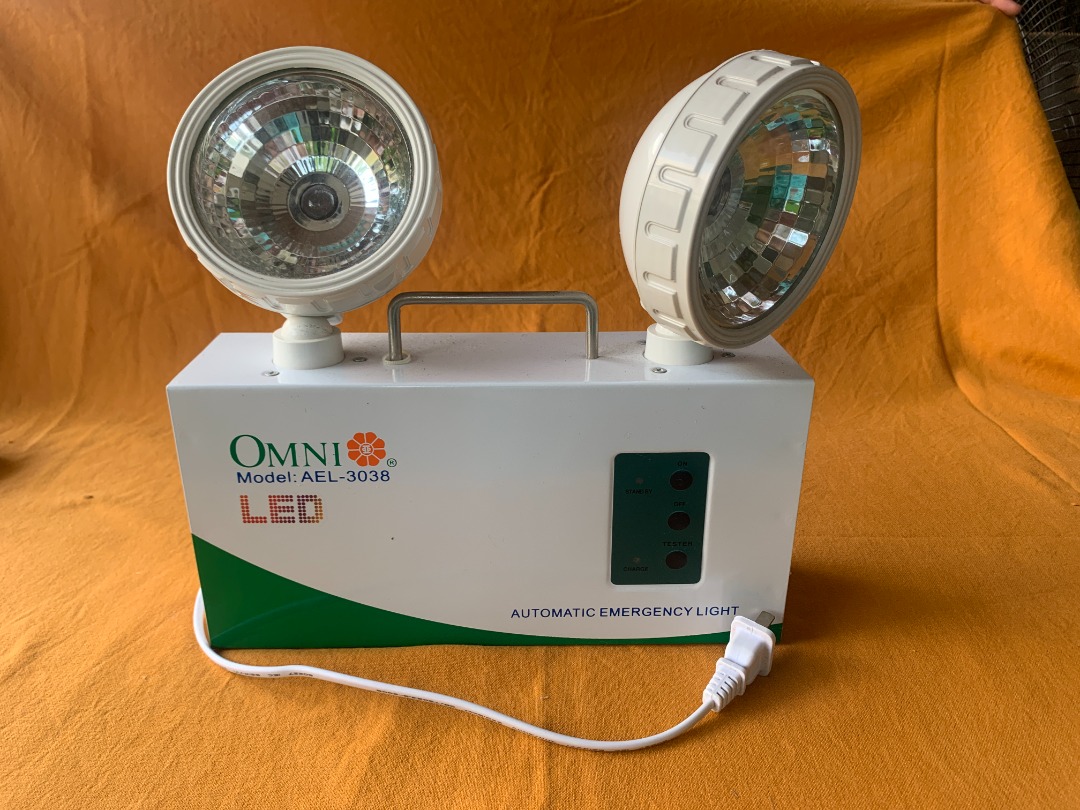 Omni automatic outlet emergency light