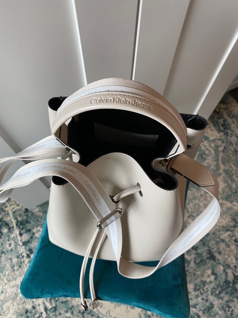 Calvin klein avery bucket 2025