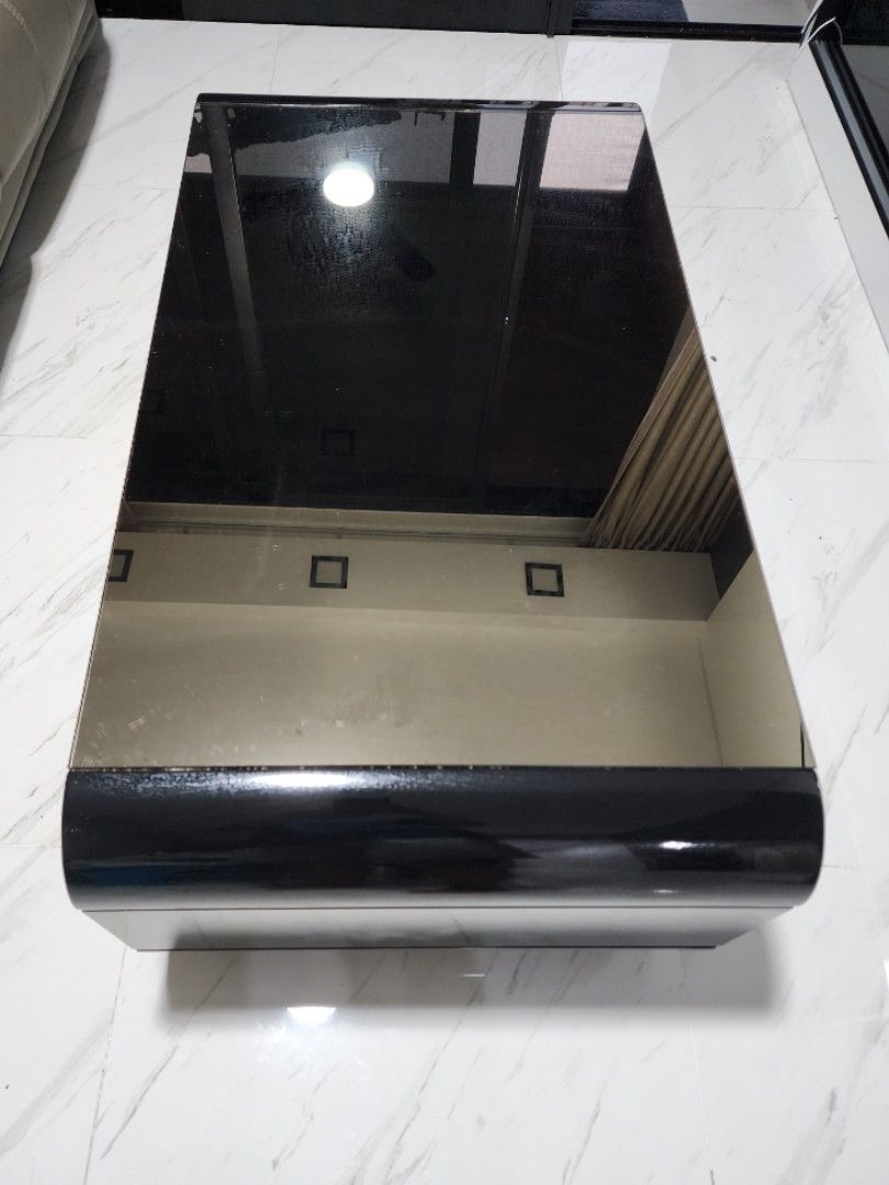 Coffee Table (Category: Tables & Sets) located in Singapore. Submitted by ad1245 (Listing ID 1218413638, Image 1). Description: Coffee table with mirror top. Comes with two drawers..