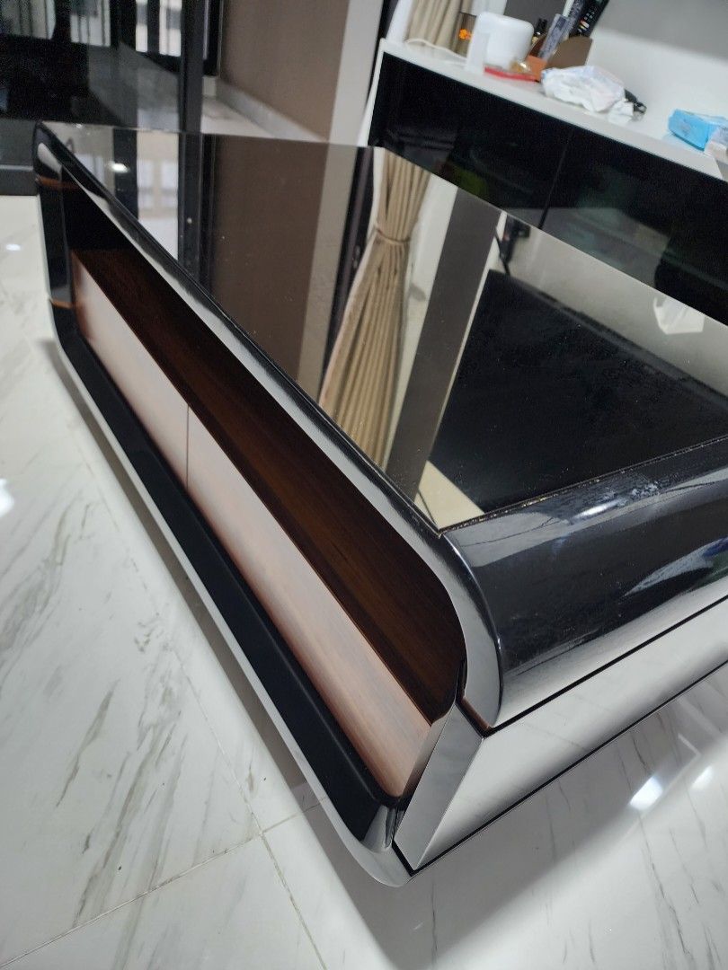 Coffee Table (Category: Tables & Sets) located in Singapore. Submitted by ad1245 (Listing ID 1218413638, Image 2). Description: Coffee table with mirror top. Comes with two drawers..