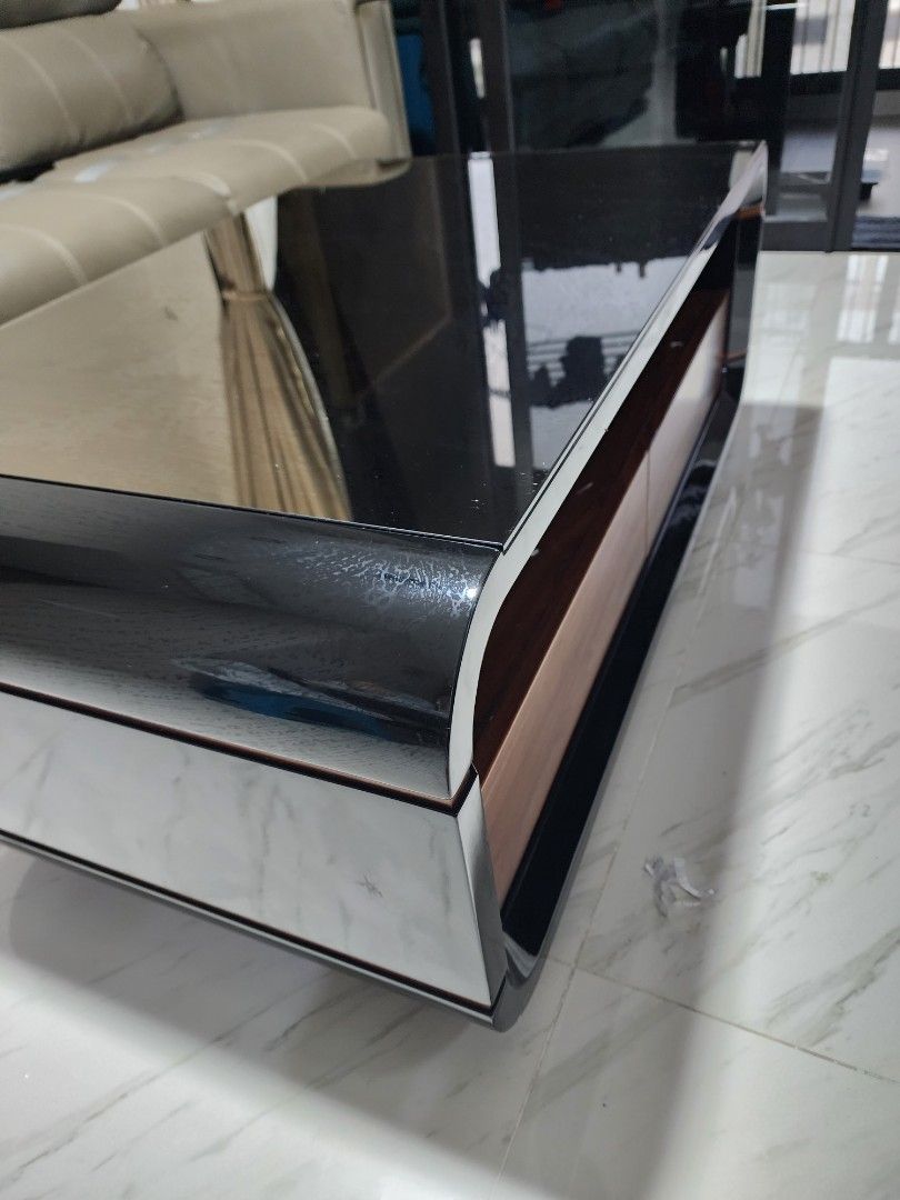 Coffee Table (Category: Tables & Sets) located in Singapore. Submitted by ad1245 (Listing ID 1218413638, Image 3). Description: Coffee table with mirror top. Comes with two drawers..