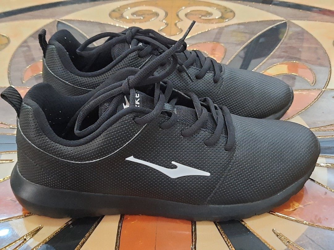 Erke Sneakers Men s Fashion Footwear Sneakers on Carousell