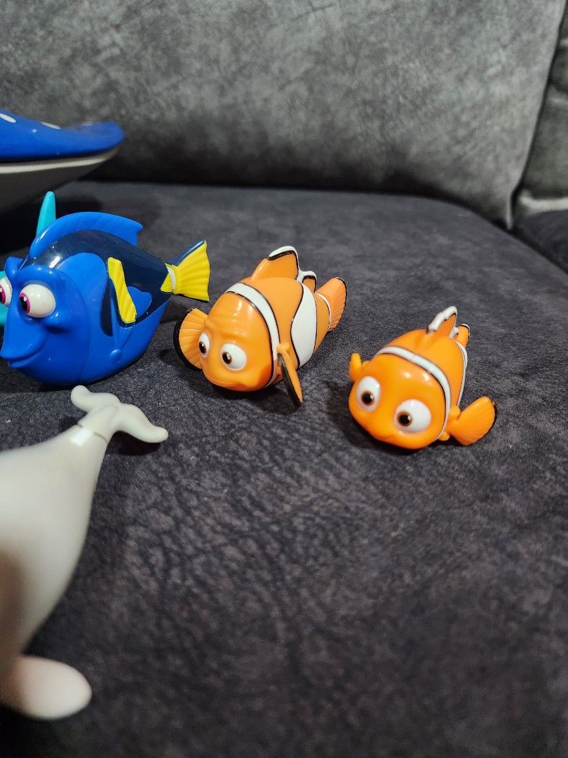 Finding Nemo stingray storage toy and sea creatures on wheels