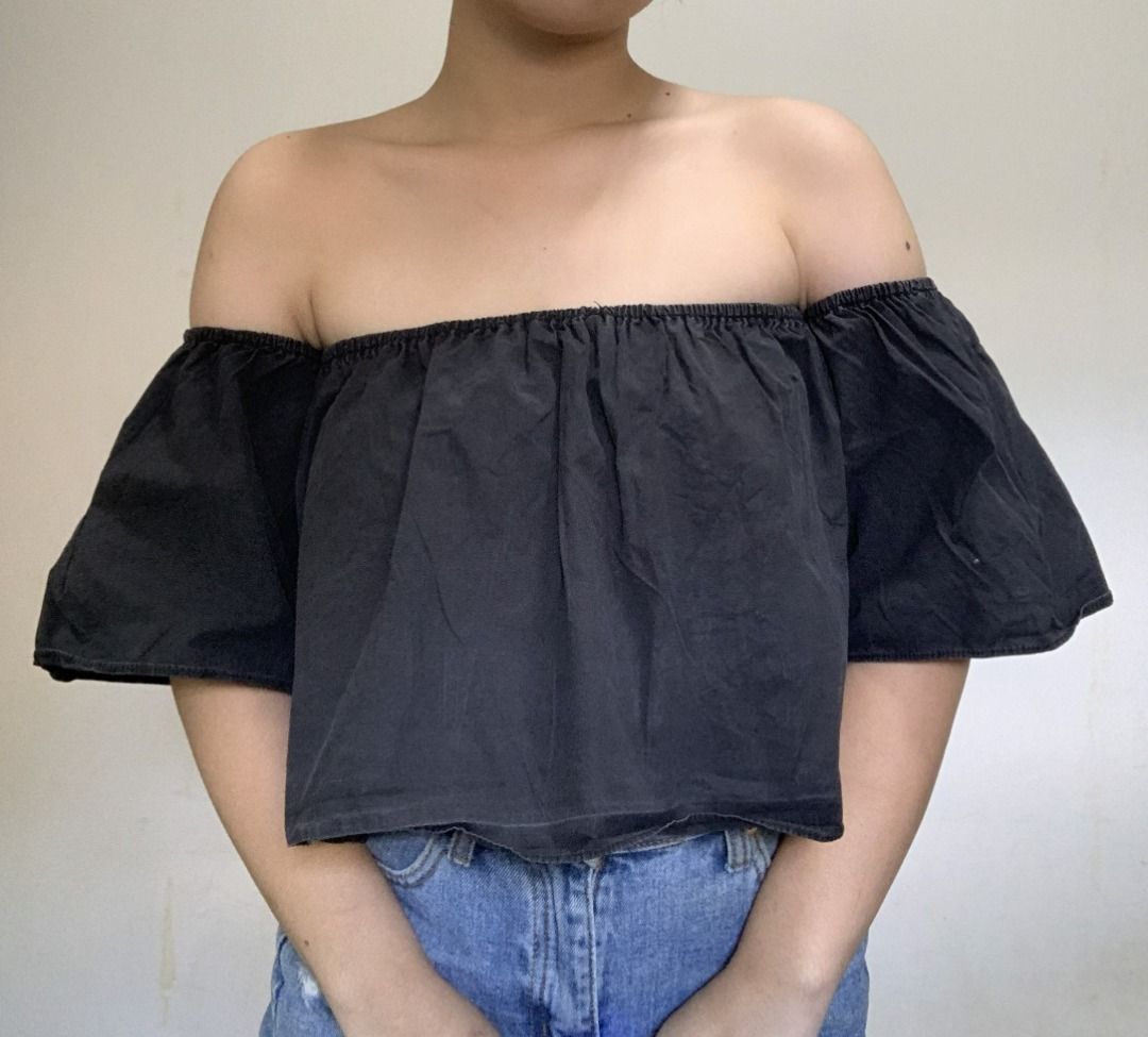 H&M Off-Shoulder Blouse (Category: Blouses) located in Taguig. Submitted by archivesby_z (Listing ID 1218542321, Image 3). Description: Has signs of use Available for Shopee Checkout <3.