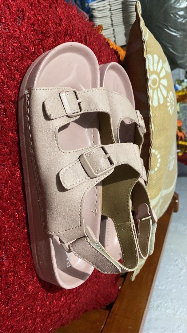 Original Parisian slippers/slides (Category: Slippers and slides) located in San Juan City. Submitted by jlsantiago (Listing ID 1218486362, Image 3). Description: Size 6 Bought this for 600php. Brandnew, but may slight discoloration sa strap part kasi tumagal sa box. Comes with its original box as well. .