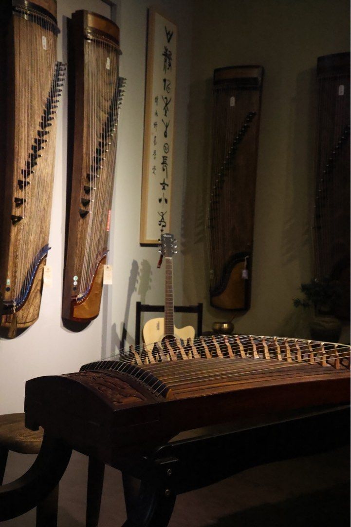 Special 199 Guzheng zither and box case, Hobbies & Toys, Music & Media