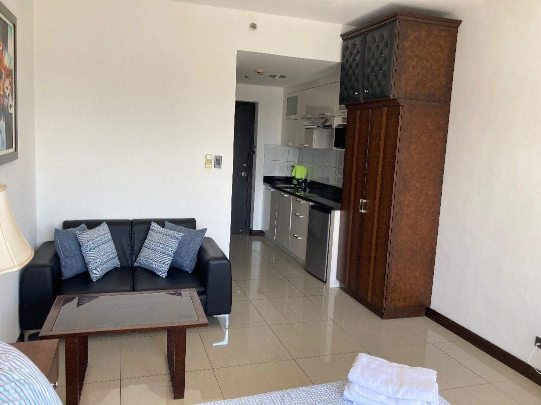 Studio with rooftop pool for rent (Category: Apartments & Condos) located in Angeles City. Submitted by manuelangeles (Listing ID 1218468510, Image 2). Description: Studio type 35 sqm approx. Horizon Tower 1, bathroom with shower and hot water, kitchen with electric stove, basic utensils, microwave and kettle, mini refrigerator, safe box, balcony with table and chair, wifi, smart TV 50" 4k ultra HD with Netflix, drinking water available in recept
