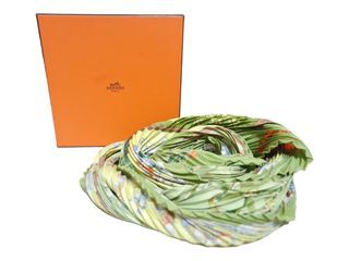 AUTHENTIC HERMES 90CM NEIGE D’NATAN SNOW OF YESTERYEAR GREEN COLORWAY SILK TWILL PLISSE / PLEATED SCARF – VERY RARE