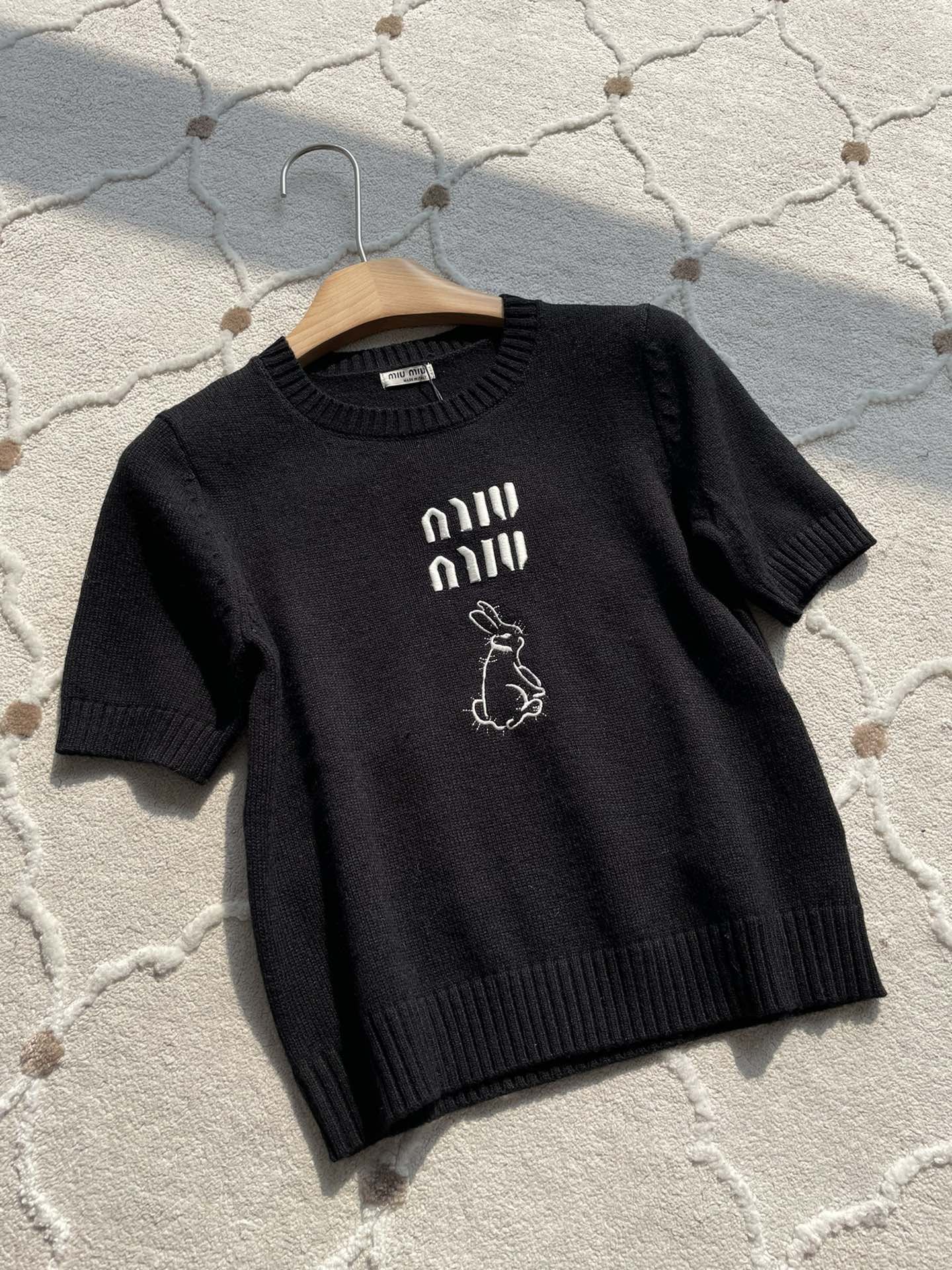 MIUMIU SHORT-SLEEVE KNIT TOP STYLE 383