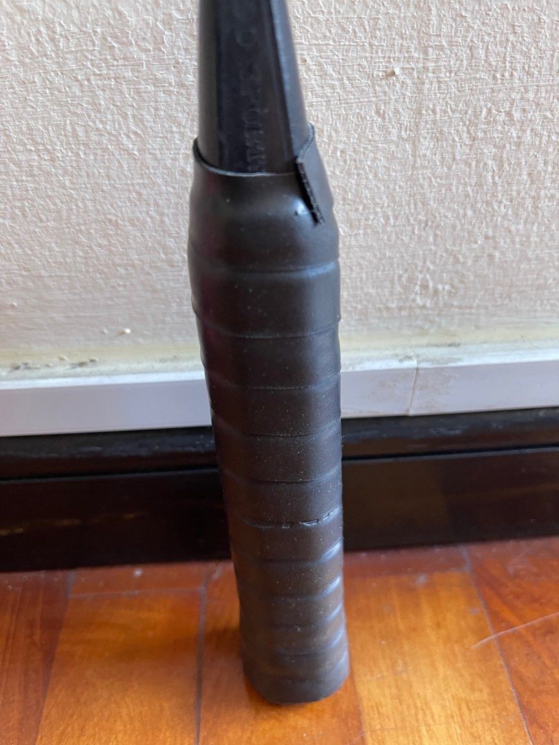 Badminton Racket (Category: Racket & Ball Sports) located in Singapore. Submitted by iamderek (Listing ID 1223628821, Image 3). Description: Items are re string last year. Grip was done on the spot as well. $100 for both. .
