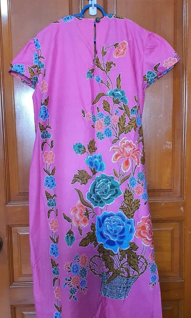 Batik (Category: Dresses) located in Singapore. Submitted by g.l.27 (Listing ID 1223623809, Image 3). Description: $30 per piece. $28 per piece for 2 sets Free postage for 3 pieces & above. ⭐️Good quality, very soft⭐️ More batik clothing ⬇️ Check out 'Batik', available at S$30 on #Carousell: https://carousell.app.link/M4K9utU5zyb.