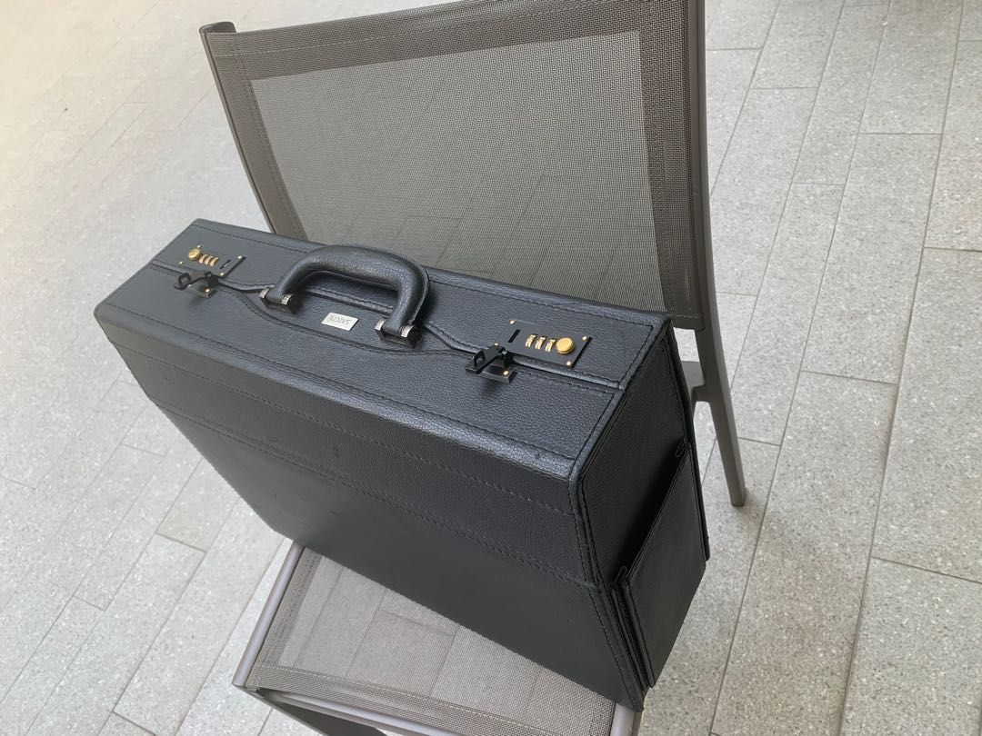 Briefcase (Category: Briefcases) located in Singapore. Submitted by antiqueplace (Listing ID 1223608317, Image 6). Description: Briefcase .