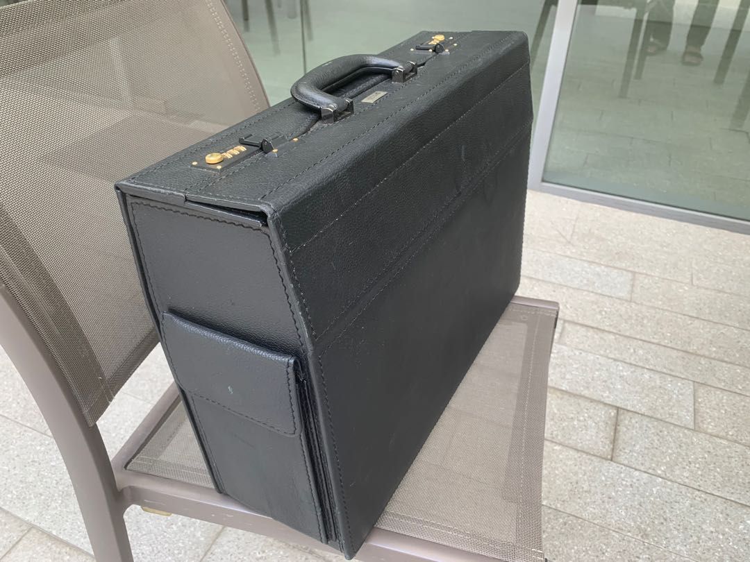 Briefcase (Category: Briefcases) located in Singapore. Submitted by antiqueplace (Listing ID 1223608317, Image 3). Description: Briefcase .