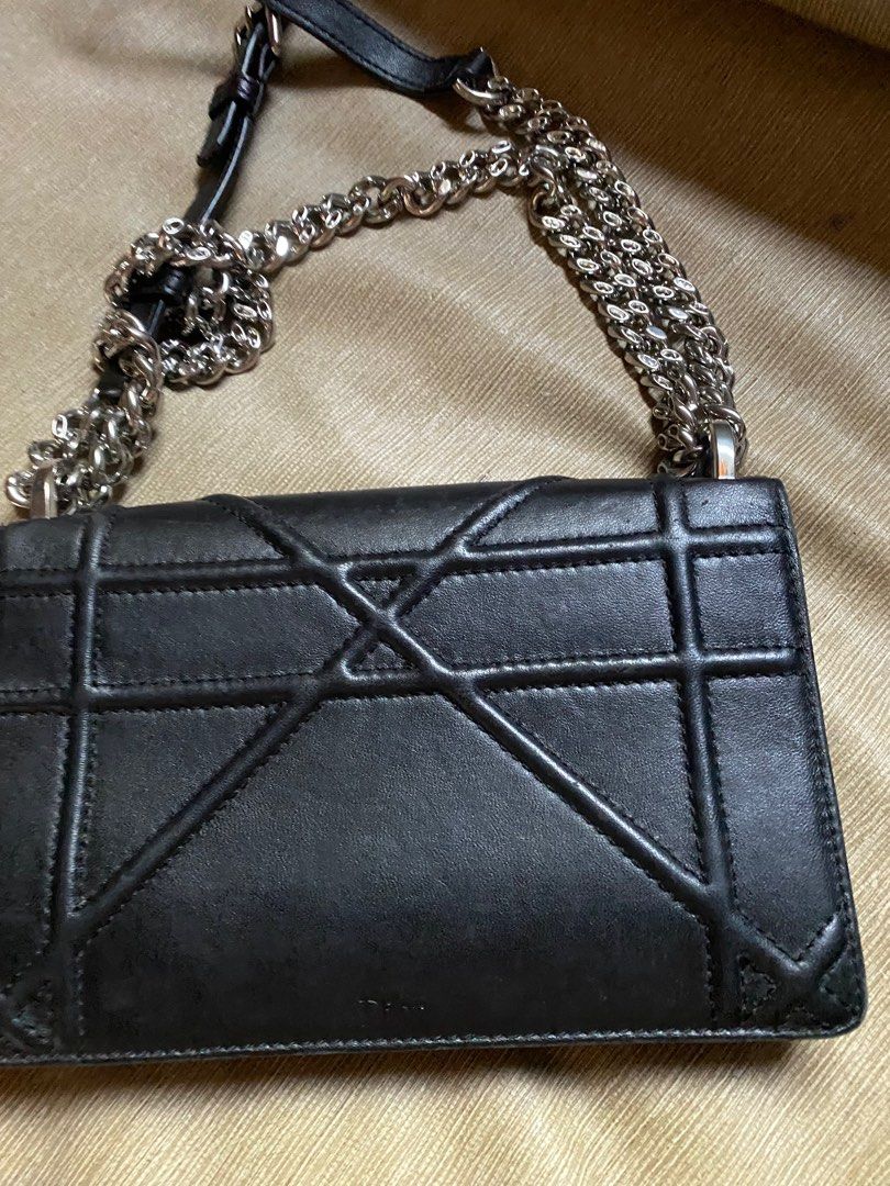 DIORAMA CHAIN SHOULDER CHAIN BAG ❤️ (Category: Luxury Bags & Wallets) located in Bacolod City. Submitted by chuchaystuffs (Listing ID 1223686960, Image 2). Description: Dko alam if my putol ung dulo ng strap ganyan na po sya Nung nakuha ko sa Japan surplus see pics , Self Authentication is advised .