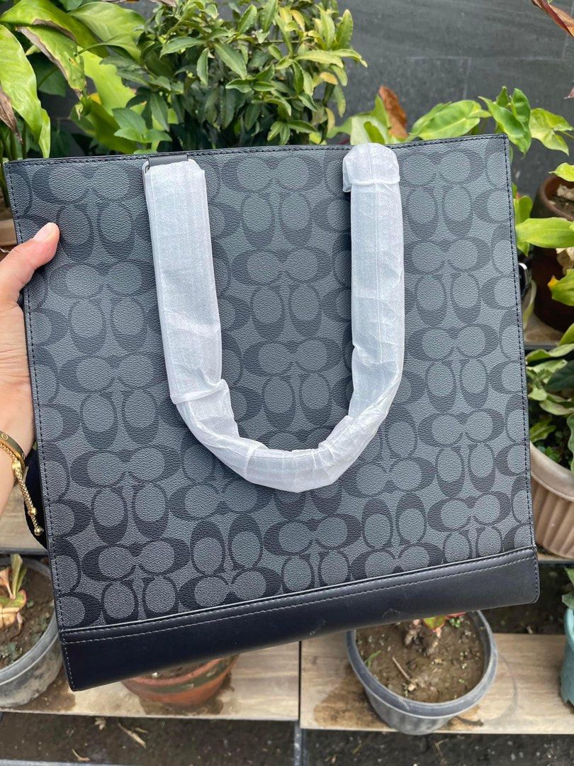 Graham Structured Tote (Category: Luxury Bags & Wallets) located in Rizal. Submitted by onlinedepotwholesale2nd (Listing ID 1223626822, Image 2). Description: Graham structured tote 14” (L) x 14 1/2” (H) x 3 1/4” (W) C3232 2800.