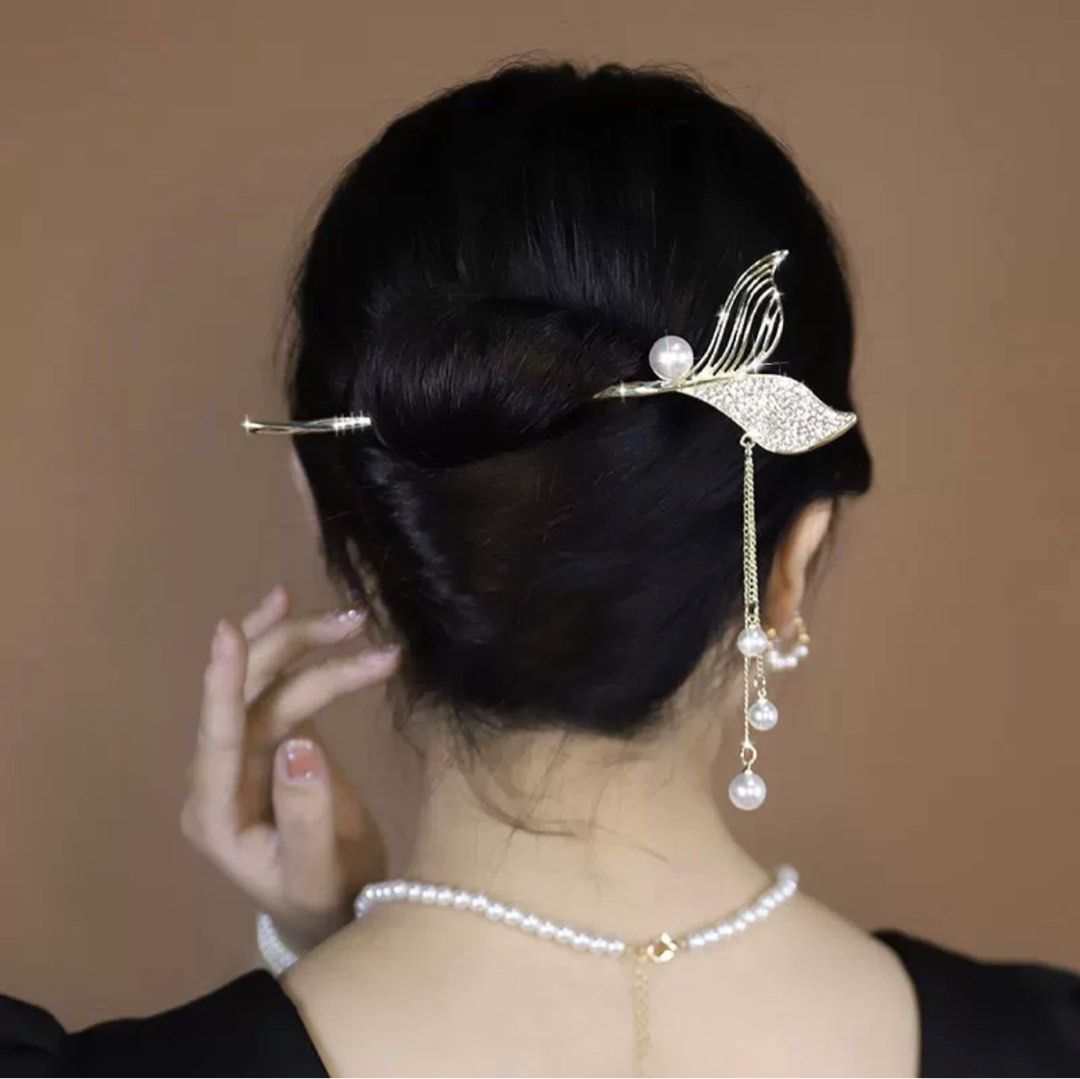 Amazon.com : Butterfly Bridal Hair Comb Rhinestone Flower Wedding Hair  Piece Bride Hair Clip Handmade Hair Accessories for Brides Women Girls  (Gold) : Beauty & Personal Care