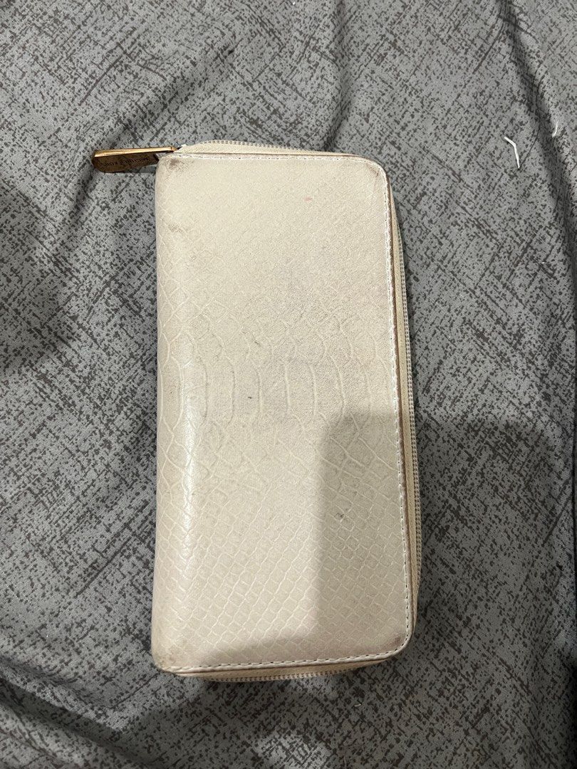 MK long wallet (Category: Wallets & Card holders) located in Manila. Submitted by samam21 (Listing ID 1223650762, Image 2). Description: .