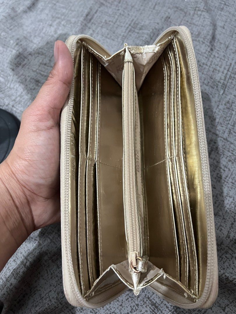 MK long wallet (Category: Wallets & Card holders) located in Manila. Submitted by samam21 (Listing ID 1223650762, Image 3). Description: .