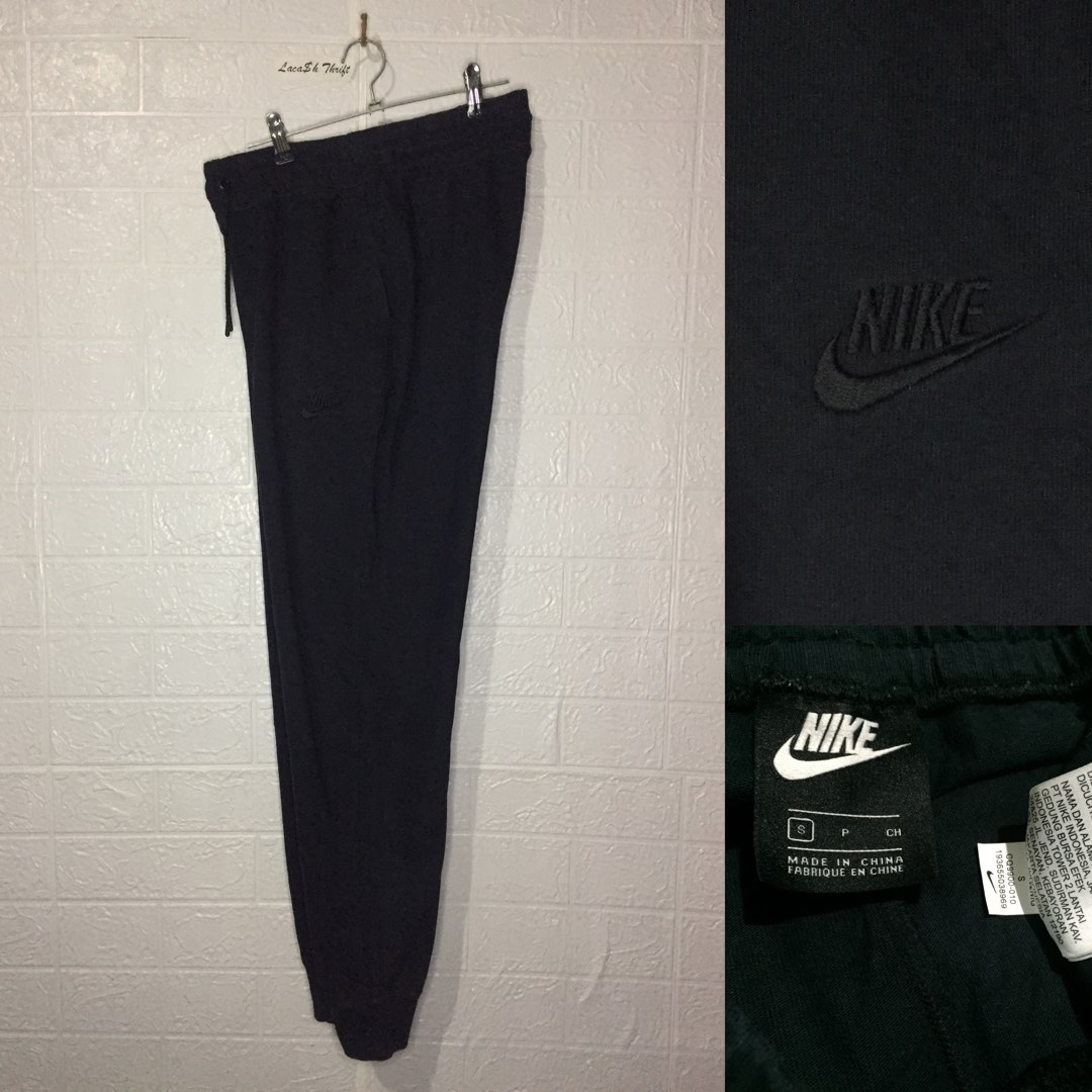 completely black nike shoes