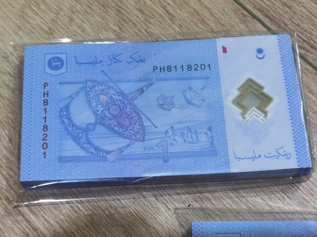 RM1 by stack (Category: Currency) located in Kuala Lumpur. Submitted by jcchan5067 (Listing ID 1223652825, Image 1). Description: Siri no PH8228201-300 100pcs nice number.