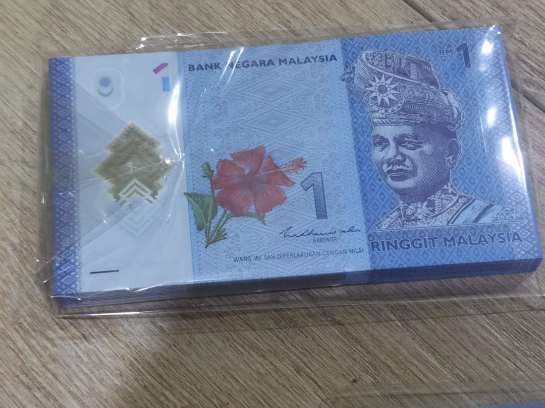 RM1 by stack (Category: Currency) located in Kuala Lumpur. Submitted by jcchan5067 (Listing ID 1223652825, Image 2). Description: Siri no PH8228201-300 100pcs nice number.