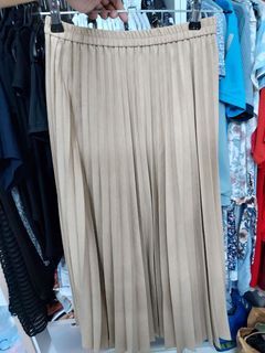 Uniqlo beige pleated maxi skirt