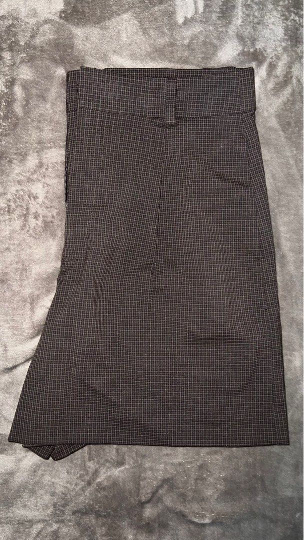 UNIQLO Smart Tucked Shorts, Women's Fashion, Bottoms, Shorts on Carousell