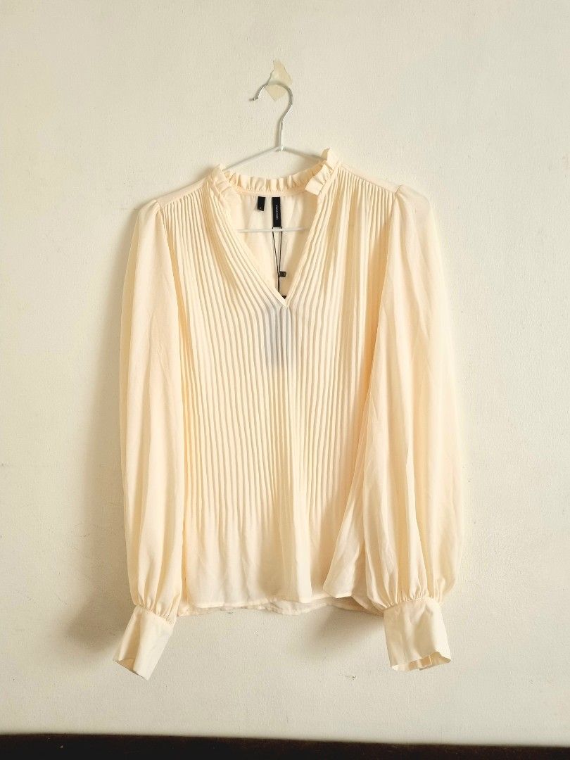 Vero Mods Mackenzie Long Sleeve Pleat Top (Category: Longsleeves) located in Paranaque City. Submitted by mediumcloset (Listing ID 1223666472, Image 1). Description: Authentic brand new, with tag on, Vero Moda Mackenzie Long Sleeve Pleat Top in Birch (eggshell/beige color) US 4 Small but also fits EU 38. No flaws no damage. it has cuffed poofy sleeves. You can Google the title to know more. Purchased this in Zalora for P2,649, stored in the close