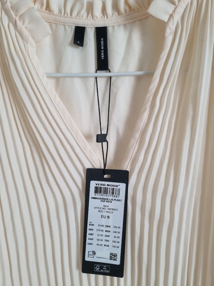 Vero Mods Mackenzie Long Sleeve Pleat Top (Category: Longsleeves) located in Paranaque City. Submitted by mediumcloset (Listing ID 1223666472, Image 3). Description: Authentic brand new, with tag on, Vero Moda Mackenzie Long Sleeve Pleat Top in Birch (eggshell/beige color) US 4 Small but also fits EU 38. No flaws no damage. it has cuffed poofy sleeves. You can Google the title to know more. Purchased this in Zalora for P2,649, stored in the close