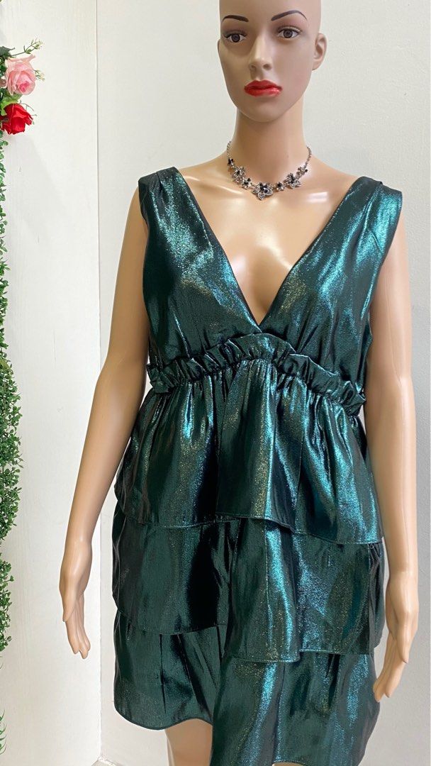 Zara Tiered Green Shiny V-neck sleeveless dress, Women's Fashion, Dresses & Sets, Dresses on Carousell Zara Tiered Green Shiny V-neck sleeveless dress, Women's Fashion, Dresses & Sets, Dresses on Carousell