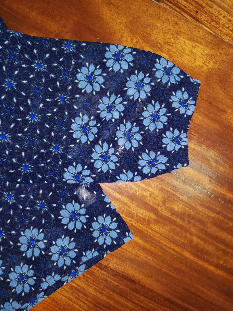 💠 Flower power boho top (Category: Blouses) located in Muntinlupa City. Submitted by circleback (Listing ID 1223932940, Image 3). Description: From Stradivarius! Breezy and flowy material. Has a garterized neckline so can be worn on the shoulders or off. I had this cropped slightly, so it's a flattering length. Garterized at the wrists, as well. Feel free to message for more photos and measurements :).