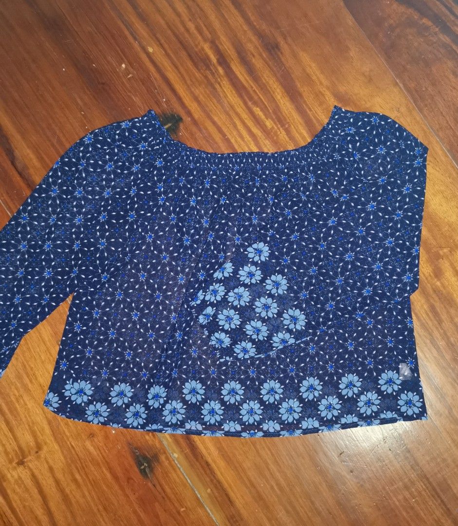 💠 Flower power boho top (Category: Blouses) located in Muntinlupa City. Submitted by circleback (Listing ID 1223932940, Image 1). Description: From Stradivarius! Breezy and flowy material. Has a garterized neckline so can be worn on the shoulders or off. I had this cropped slightly, so it's a flattering length. Garterized at the wrists, as well. Feel free to message for more photos and measurements :).