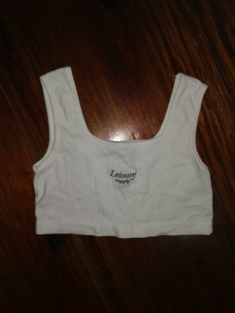 🌴 Leisure Supply crop top (Category: Sleeveless) located in Muntinlupa City. Submitted by circleback (Listing ID 1223929294, Image 1). Description: THRIFTED! Cute and comfy, very easy to just dress up or down 😎 Feel free to message for more photos and measurements :).