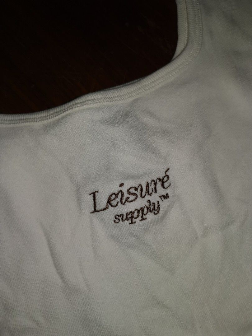 🌴 Leisure Supply crop top (Category: Sleeveless) located in Muntinlupa City. Submitted by circleback (Listing ID 1223929294, Image 2). Description: THRIFTED! Cute and comfy, very easy to just dress up or down 😎 Feel free to message for more photos and measurements :).
