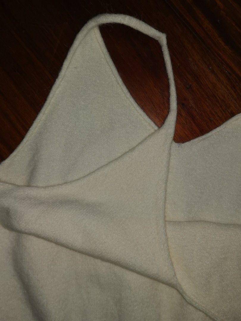 ❄️ Thick fluffy stretch top (Category: Sleeveless) located in Muntinlupa City. Submitted by circleback (Listing ID 1223928624, Image 3). Description: THRIFTED from @lesclasico! Great for traveling, and perfect for layering :) Has the best and softest material. Feel free to message for more photos and measurements :).