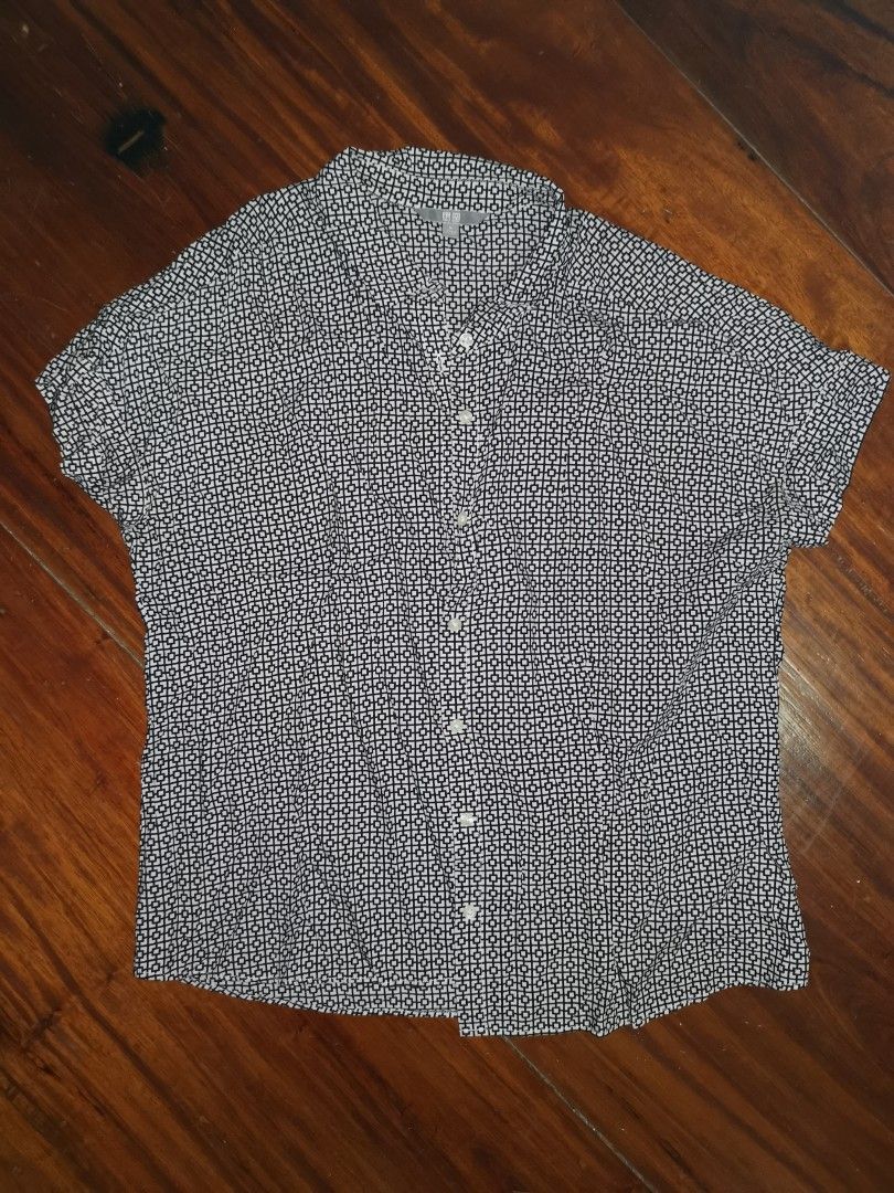 🔲🔳 UNIQLO Buttondown (Category: Blouses) located in Muntinlupa City. Submitted by circleback (Listing ID 1223928757, Image 1). Description: Cute classic print! Very breezy and cool material, too :) Flattering and very nice to throw over a plain tank / tube Feel free to message for more photos and measurements :).