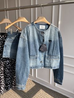 (Category: ) located in . Submitted by luxcloset.shop (Listing ID 1223939364, Image 1). Description: .