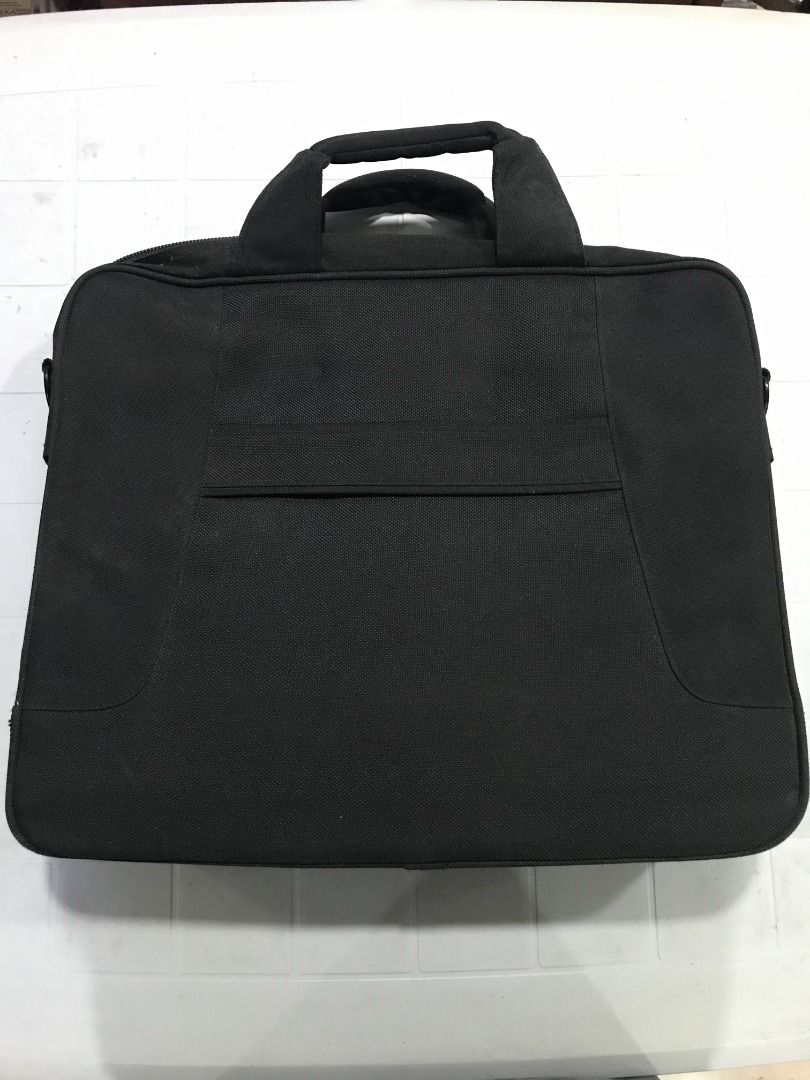 Case Logic Laptop Bag/Briefcase (Category: Laptop Bags & Sleeves) located in Quezon City. Submitted by dealsmaster (Listing ID 1223862127, Image 2). Description: Never been used but old model, kept for a long time Large main compartment Many pockets for organization Top and side handles, padded shoulder strap Durable, sturdy materials Estimated dimensions: 17 in x 15 in x 3 in.