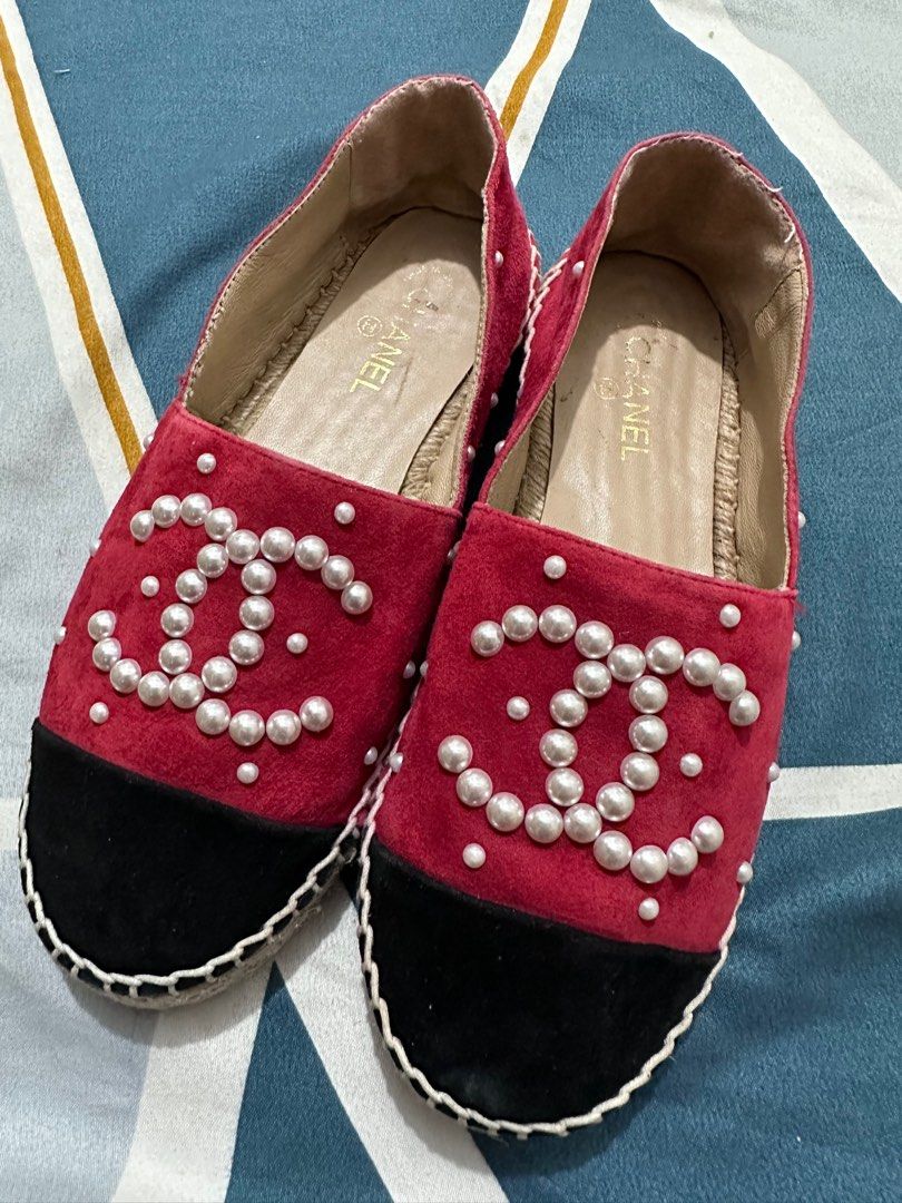 CHANEL Espadrilles ;preloved (EUR 39/24.5cm) (Category: Sneakers & Footwear) located in Mandaluyong City. Submitted by mscrish (Listing ID 1223926343, Image 1). Description: Selling my preloved Chanel Espadrilles Suede Calfskin And Pearl ❤️ 🤝 Made in Spain 🤝 Size: EUR 39 / 24.5cm 🤝 Good condition with minimal flaws ( see photos for checking) 🤝 No faded part or butas 🤝STRICTLY NO RETURN, NO REFUND, and NO EXCHANGE. ✅𝗙𝗜𝗥𝗦𝗧 𝗧𝗢 𝗣𝗔𝗬 𝗣�