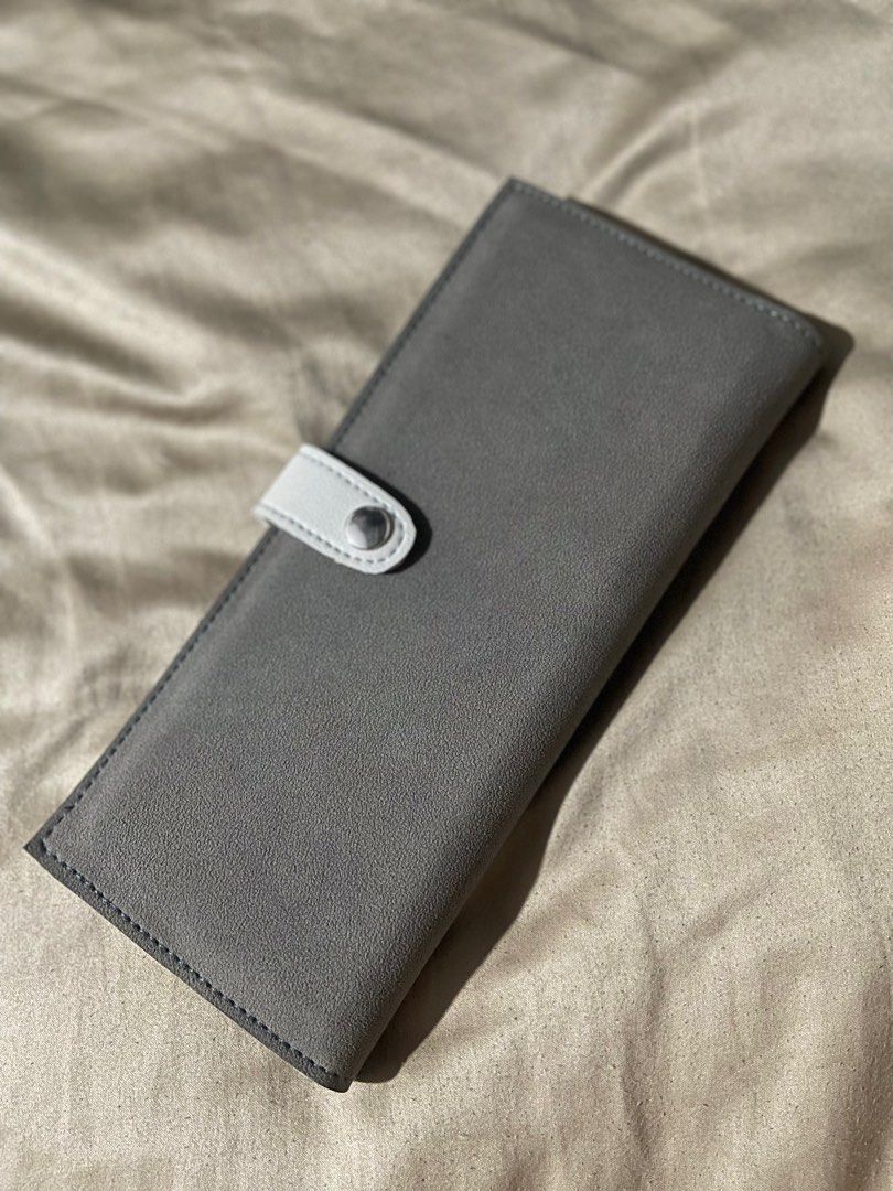 Check Booklet Wallet (Category: Wallets & Card holders) located in Muntinlupa City. Submitted by declutteringmnl (Listing ID 1223839513, Image 1). Description: Checkbook holder / wallet/ card holder.