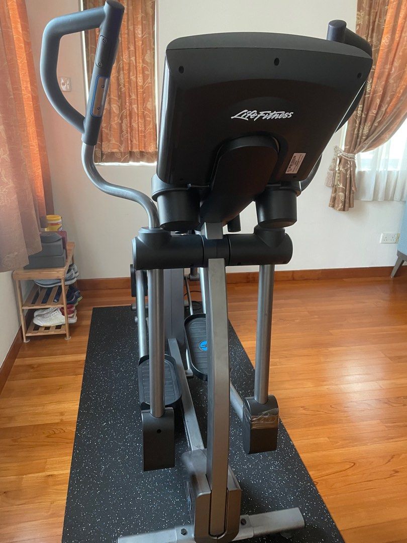 Life Fitness Elliptical Machine, Sports Equipment, Exercise & Fitness