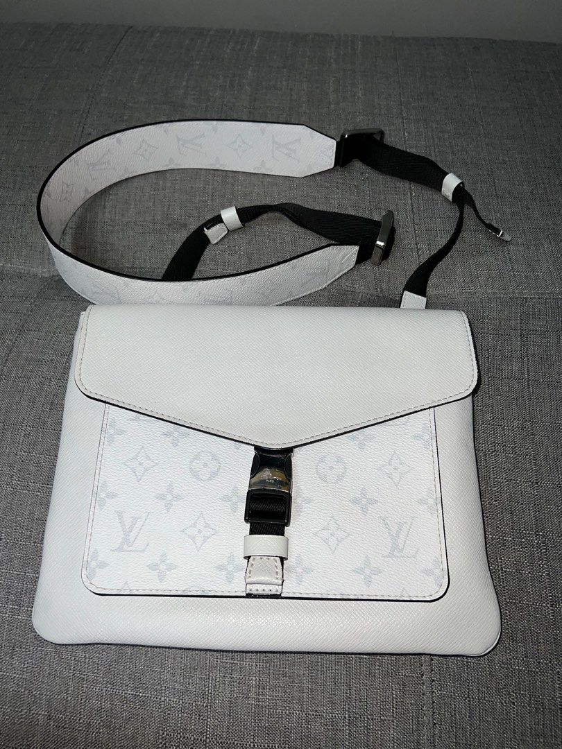 Louis vuitton 2025 outdoor flap messenger