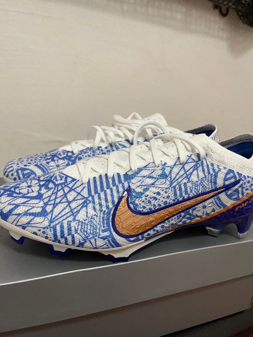White cr7 football boots shop