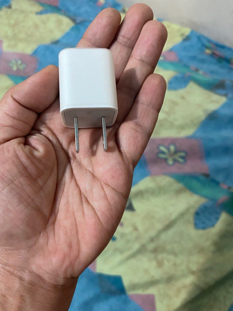 Original Iphone 5w adaptor (Category: Chargers & Cables) located in Pasig City. Submitted by fiercemoon_f4c53e (Listing ID 1223784666, Image 3). Description: Preloved item good as new no issues in good condition .
