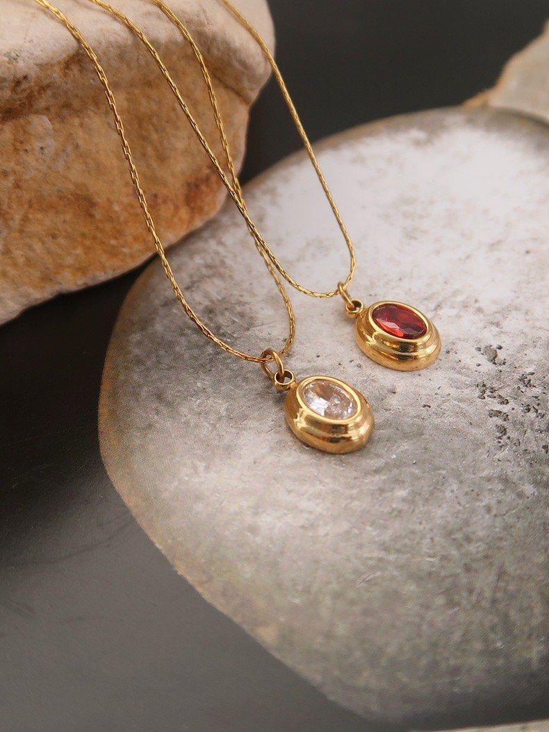 Gold deals oval pendant